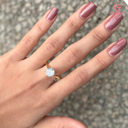 Round Brilliant Cut Solitaire Engagement Ring | Classic 4-Prong Wedding Ring